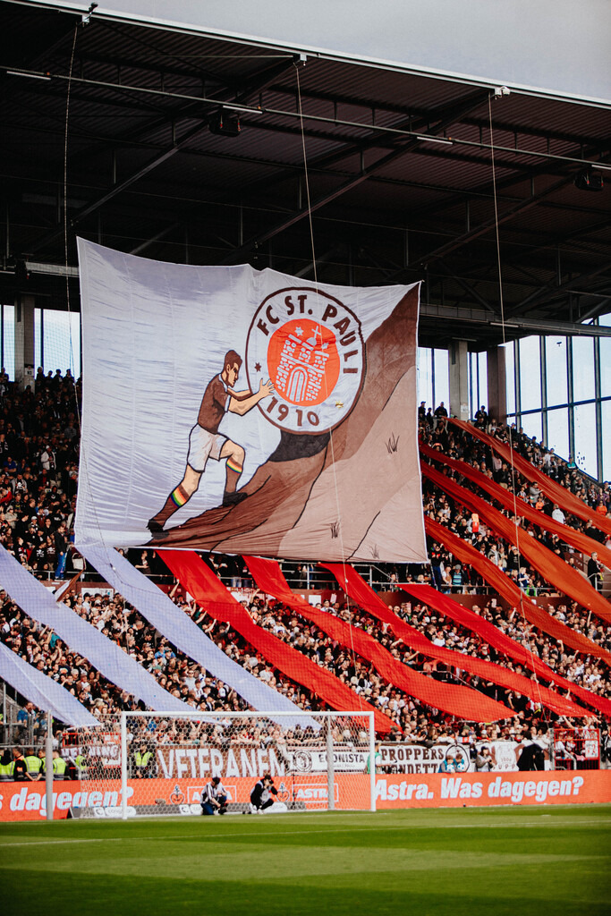 IMG_2085 | Der offizielle Shop für FC St. Pauli Fotos. Wähle aus Spielszenen & Fanmomenten dein FCSP Wunschformat. Wir liefern Millerntor-Atmosphäre.