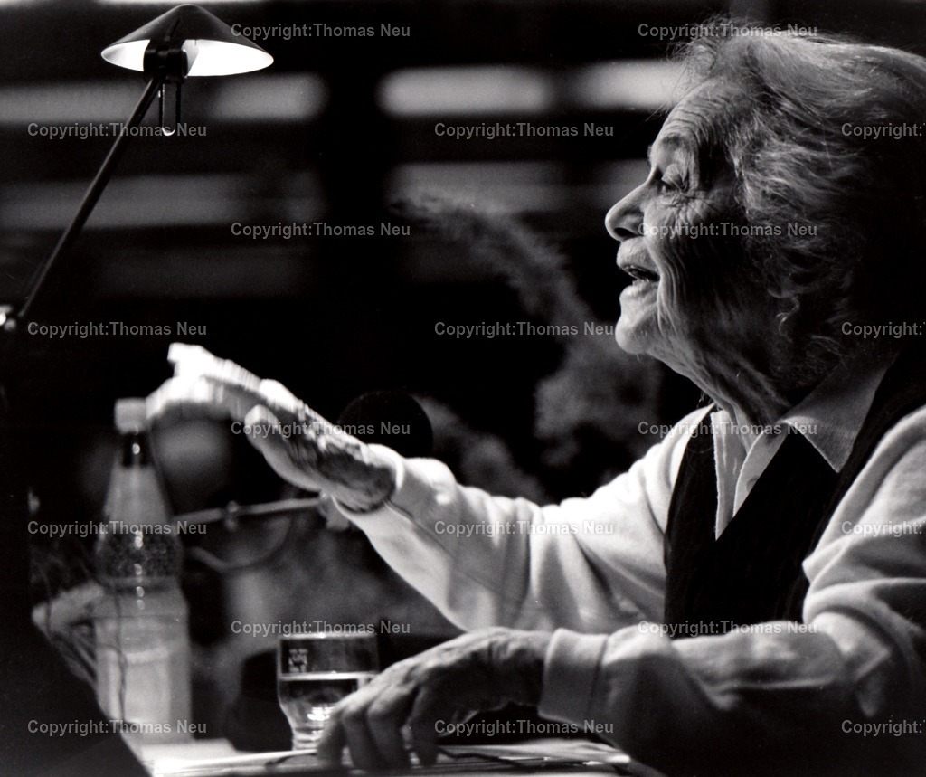 Domin_Hilde | Hilde Domin imn der Aula des AKG  ,Bild:Thomas Neu