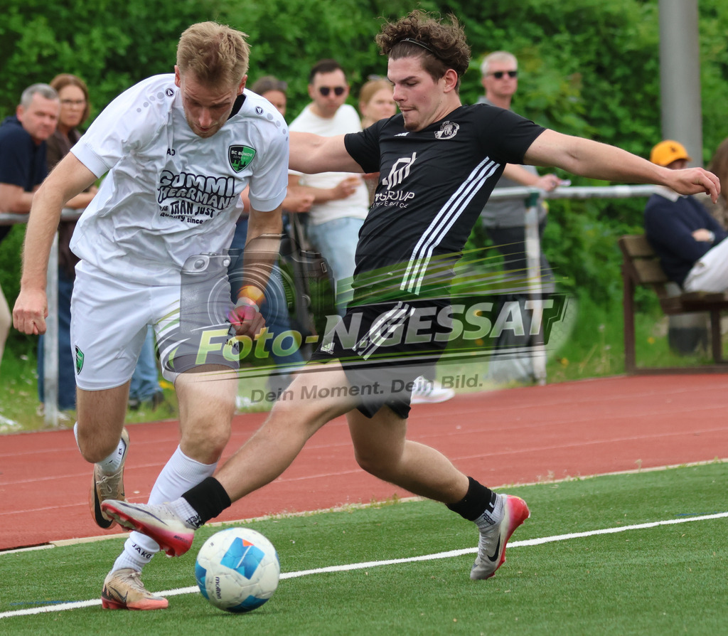 SC Bünde - SV Oetinghausen | Auf dem Bild zu sehen: weiß SC Bünde: Jordan Dusinovic ; schwarz SV Oetinghausen: Julien HammerSC Bünde, SV Oetinghausen, Saison 25/26, Bezirksliga, Hunnebrock, Deutschland - Realisiert mit Pictrs.com