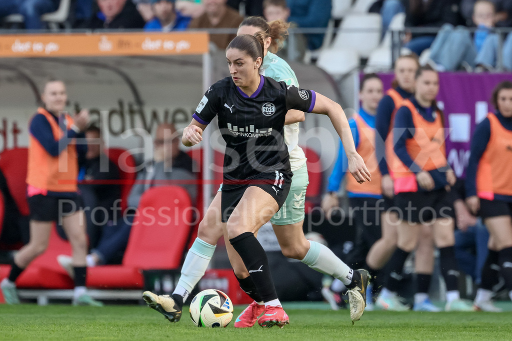 Fussball, Google Pixel Frauen-Bundesliga, SGS Essen - SV Werder Bremen | v.li.: Laureta Elmazi (SGS Essen, 11) am Ball, Einzelbild, Ganzkörper, Aktion, Action, Spielszene, DIE DFB-RICHTLINIEN UNTERSAGEN JEGLICHE NUTZUNG VON FOTOS ALS SEQUENZBILDER UND/ODER VIDEOÄHNLICHE FOTOSTRECKEN. DFB REGULATIONS PROHIBIT ANY USE OF PHOTOGRAPHS AS IMAGE SEQUENCES AND/OR QUASI-VIDEO.
