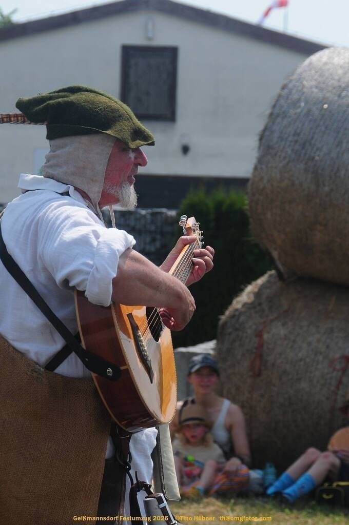 Geißmannsdorf-2026-Festumzug-075 | Festumzug in Geißmannsdorf bei Bischofswerda im Juni 2026. Fotografische Eindrücke und Momentaufnahmen vom Festumzug anläßlich des 800-jährigen Bestehens von Geißmannsdorf - mit Teilnehmern und Gästen, Strohpuppen und geschmückten Vorgärten und Grundstücken - Realisiert mit Pictrs.com