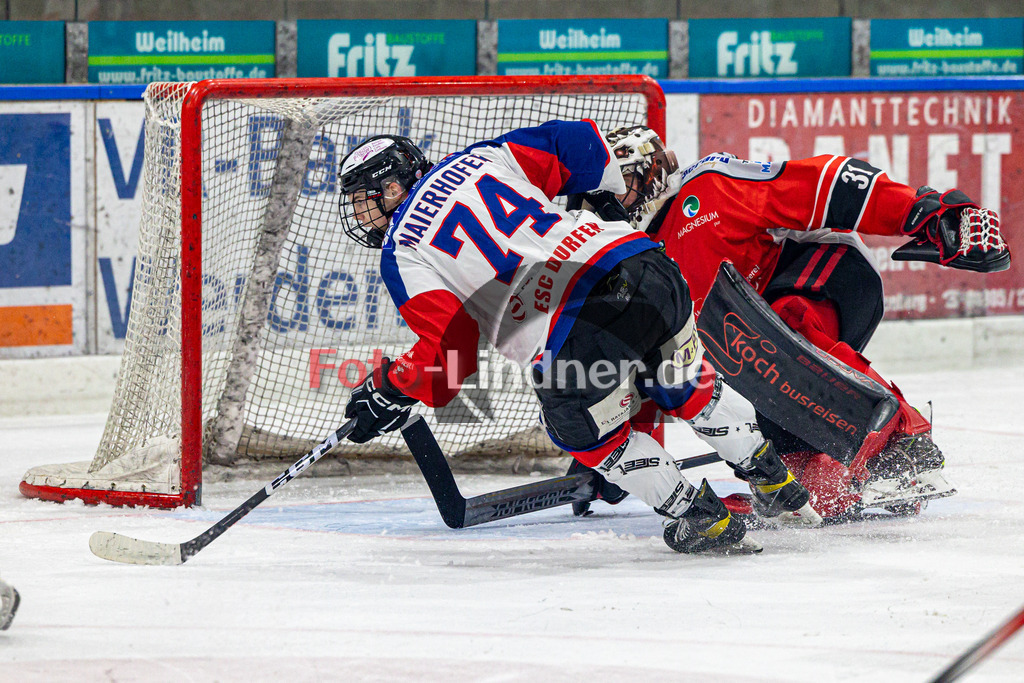 TSV Peißenberg Miners vs ESC Dorfen Eispiraten | Eishockey Bayernliga 2023/2024, TSV Peißenberg Miners vs ESC Dorfen Eispiraten, 20231229,
Torchance Dorfen,
2023-12-29 in Peißenberg (Eisstadion)
74 Florian MAIERHOFER (Eispiraten 74), 31 Korbinian SERTL (Miners Goali 31)
Copyright: WolfgangxLindner foto-lindner.de