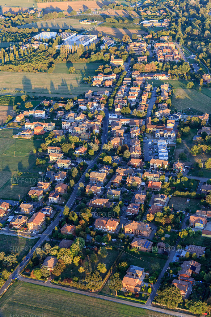 Vue aérienne: Via Brugnoletta depuis l'ouest à le quartier Fellegara in Scandiano dans le département Reggio Emilia, Italie.Photo: IMG_134747.jpg prise le 19/09/2022 par Werner Riehm/FLY-FOTO.euRésolution de l'original: 3648 x 5472 px