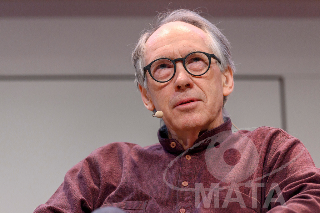 _DWA4842 | Ian McEwan bei der lit.Cologne 2023 Veranstaltung 'Ian McEwan. Ein Jahrhundertschriftsteller gibt Auskunft' in der Flora Köln.. Köln, 07.03.2023 - Realisiert mit Pictrs.com