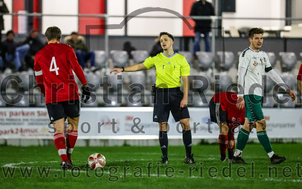 2023-11-17_062_FC_Schwaig_gegen_SpVgg_Feldmoching | Oberding, Deutschland, 17.11.2023:
Fußball, Landesliga Südost 2023 / 2024, 21. Spieltag, FC Schwaig gegen SpVgg Feldmoching, Endergebnis: 1:1

Robert Leidenberger (SpVgg Feldmoching, #4), Schiedsrichter Lukas Nartschick, Raffael Ascher (FC Schwaig, #9)

Foto: Christian Riedel / fotografie-riedel.net