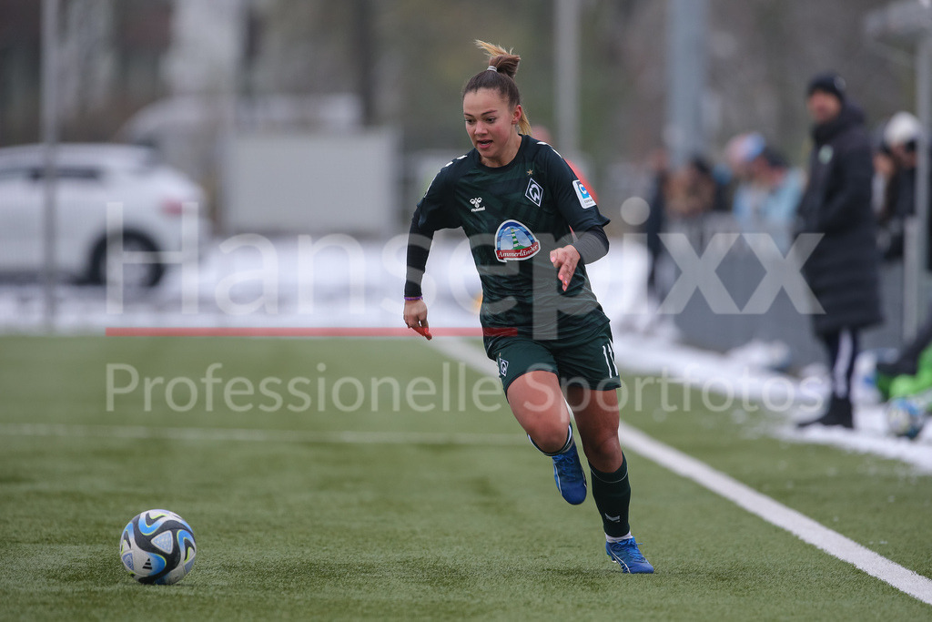 Fussball, Testspiel Frauen, VfL Wolfsburg II - SV Werder Bremen | v.li.: Maja Sternad (SV Werder Bremen, 11) am Ball, Freisteller, Einzelbild, Ganzkörper, Aktion, Action, Spielszene