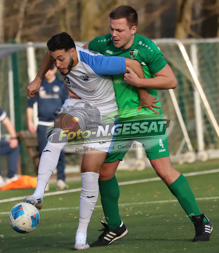 SC Bünde - TuS Brake | Auf dem Bild zu sehen: grün SC Bünde: Malte Lohmeier  ; weiß TuS Brake: Joshua Elias Quintana OrtuzarSC Bünde, TuS Brake, Saison 25/26, Bezirksliga, Deutschland - Realisiert mit Pictrs.com