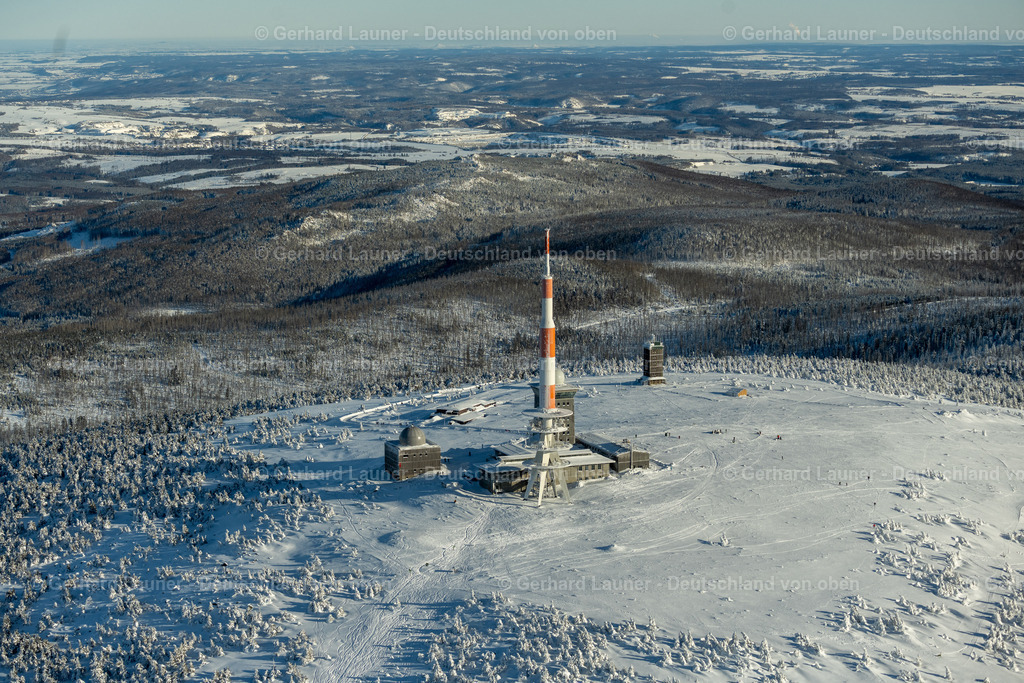 4044901 | SCHIERKE 14.02.2021 Winterlich schneebedeckte Funkturm und Sendeanlage auf der Kuppe des Brocken im Harz in Schierke im Bundesland Sachsen-Anhalt, Deutschland. Weiterführende Informationen bei: DFMG Deutsche Funkturm GmbH,  Deutscher Wetterdienst DWD. // Wintry snowy radio tower and transmitter on the crest of the mountain range Brocken in Harz in Schierke in the state Saxony-Anhalt, Germany. Further information at: DFMG Deutsche Funkturm GmbH,  Deutscher Wetterdienst DWD. Foto: Gerhard Launer