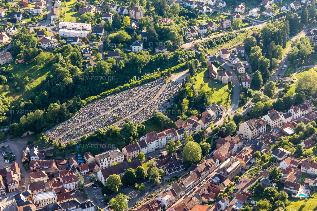 Luftbild: Friedhof in Niederbronn-les-Bains im Bundesland Bas-Rhin in Frankreich. Foto: IMG_115406.jpg vom 16.06.2019 durch Werner Riehm/FLY-FOTO.de