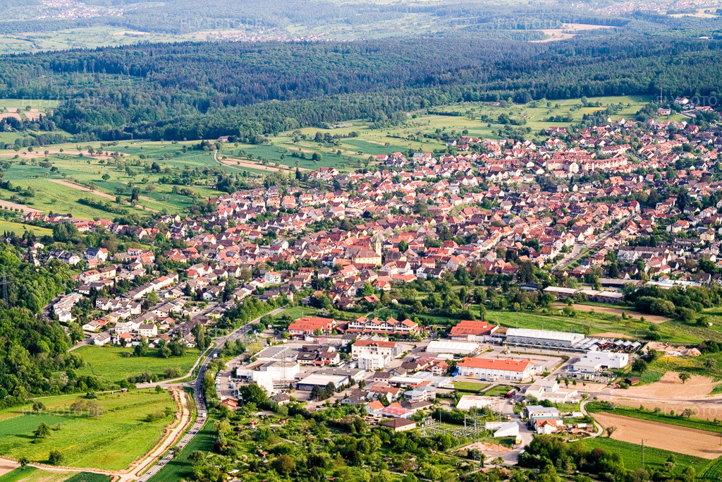 Luftbild: Ortsansicht aus Norden im Ortsteil Langensteinbach in Karlsbad im Bundesland Baden-Württemberg in Deutschland. Foto: IMG_1959.jpg vom 14.05.2006 durch Werner Riehm/FLY-FOTO.de