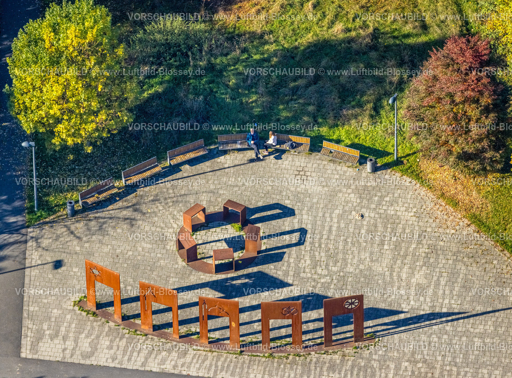 Hamm251001800 | Luftbild, Ort der Interreligiösen Begegnung, Gedenkskulptur im Lippepark, fünf Stahltore und fünf Rednerpulte repräsentieren die fünf Weltreligionen, Treffpunkt für religiösen Austausch, Stadtbezirk Herringen, Hamm, Ruhrgebiet, Nordrhein-Westfalen, Deutschland