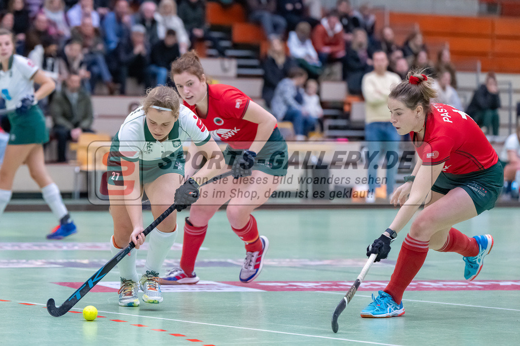 HK_20240114_108097 | 1. Bundesliga Damen Crefelder HTC - Uhlenhorst Mülheim am 14.1.2024 Halle Glockenspitz, Krefeld , Leonie Kunze ( Crefelder HTC #27 ) , Jule Hufer ( Crefelder HTC #13 )