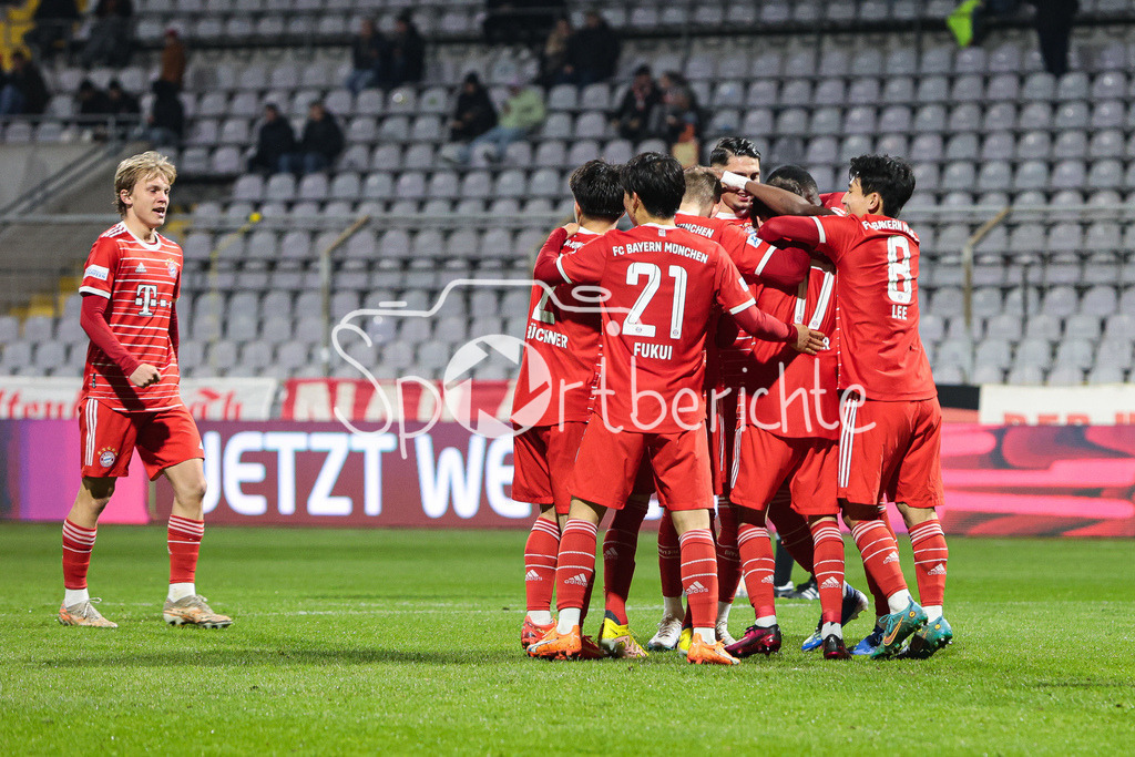 FC Bayern Amateure - 1. FC Schweinfurt | Der Jubel nach dem Treffer zum 2-0 durch Desire SEGBE AZANKPO (FCB #34)