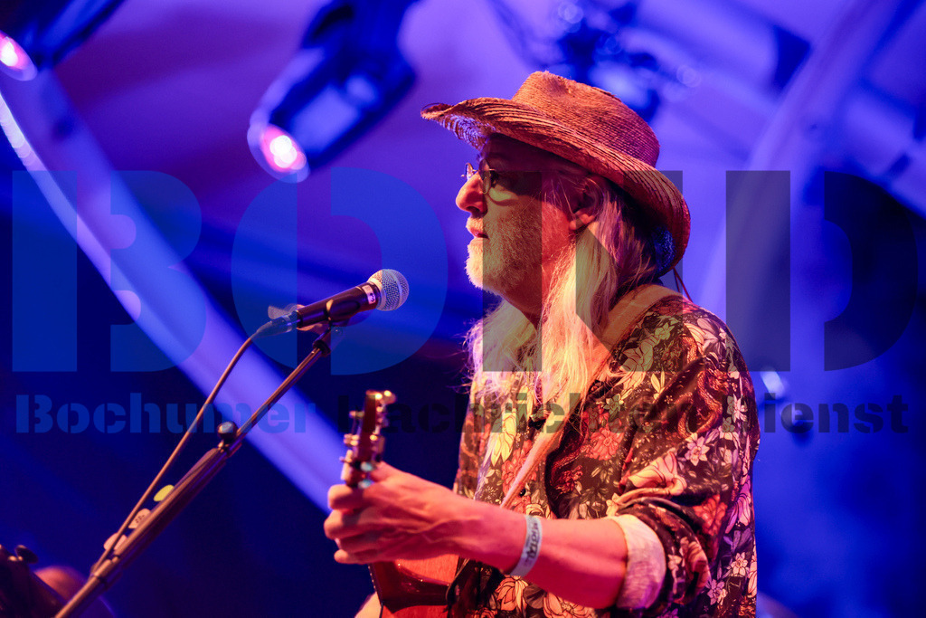 Bochum total 2024 - Die Feuersteins  {date} -  | {headline}(Foto: Sebastian Sendlak / BOND) - Realisiert mit Pictrs.com