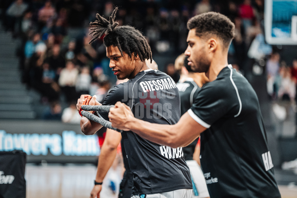 Basketball | Männer | Saison 2024/2025 | easyCredit Basketball Bundesliga | 18. Spieltag | Veolia Towers Hamburg vs. FIT/One Würzburg Baskets | 26.01.2025 | v.l. Fabian Giessmann (#20, Veolia Towers Hamburg) und Kennet Ogbe (#25, Veolia Towers Hamburg)