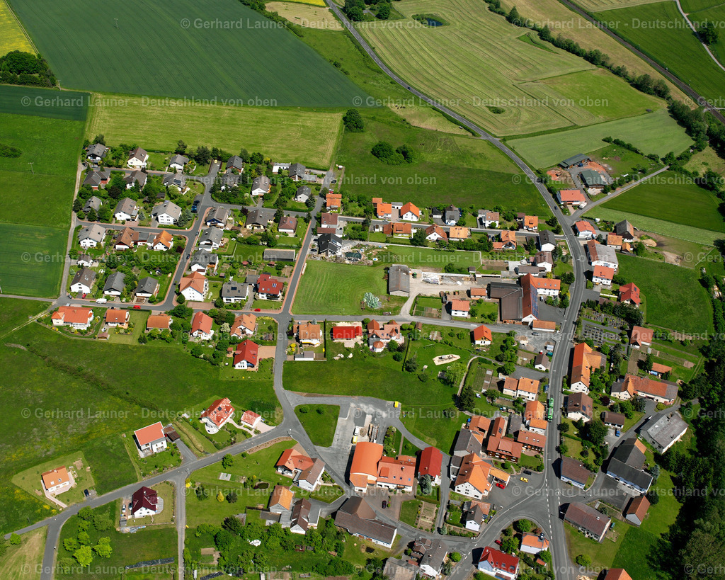 2615787 | HEBLOS 09.06.2006 Wohngebiet einer Einfamilienhaus- Siedlung  in Heblos im Bundesland Hessen, Deutschland // Single-family residential area of settlement  in Heblos in the state Hesse, Germany Foto: Gerhard Launer