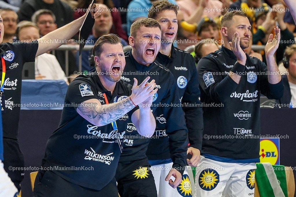 xSSCx18042602001 | 18.04.2026, xsscx, Handball, DHB-Pokal Lidl Final4, Halbfinale, Bergischer HC - SC Magdeburg, Saison 2025 / 2026 Herren, Lanxess Arena, Köln: Die Mannschaft des Bergischer HC jubelnd nach einem Treffer Photo: xSandraxScherningxPressefotoKochx