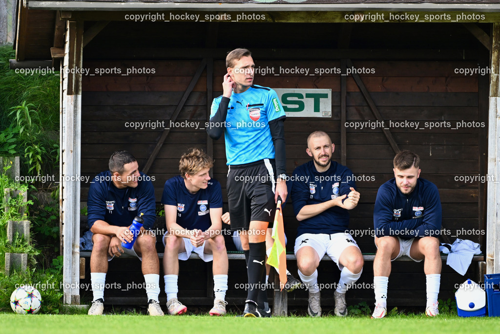 FC ASKÖ Gmünd vs. Union Matrei  | Spielerbank FC Matrei, Jasmin Muratovic Referee, FC ASKÖ Gmünd vs. Union Matrei , #6 Jonas Wibmer Matrei, #18 Samuel Benedikt Berger Matrei, #17 Daniel Kofler Matrei, #12 Moritz Mair Union Matrei, FC ASKÖ Gmünd vs. Union Matrei  am 21.09.2024 in Gmünd (Sportplatz Gmünd), Austria, (Photo by Bernd Stefan)