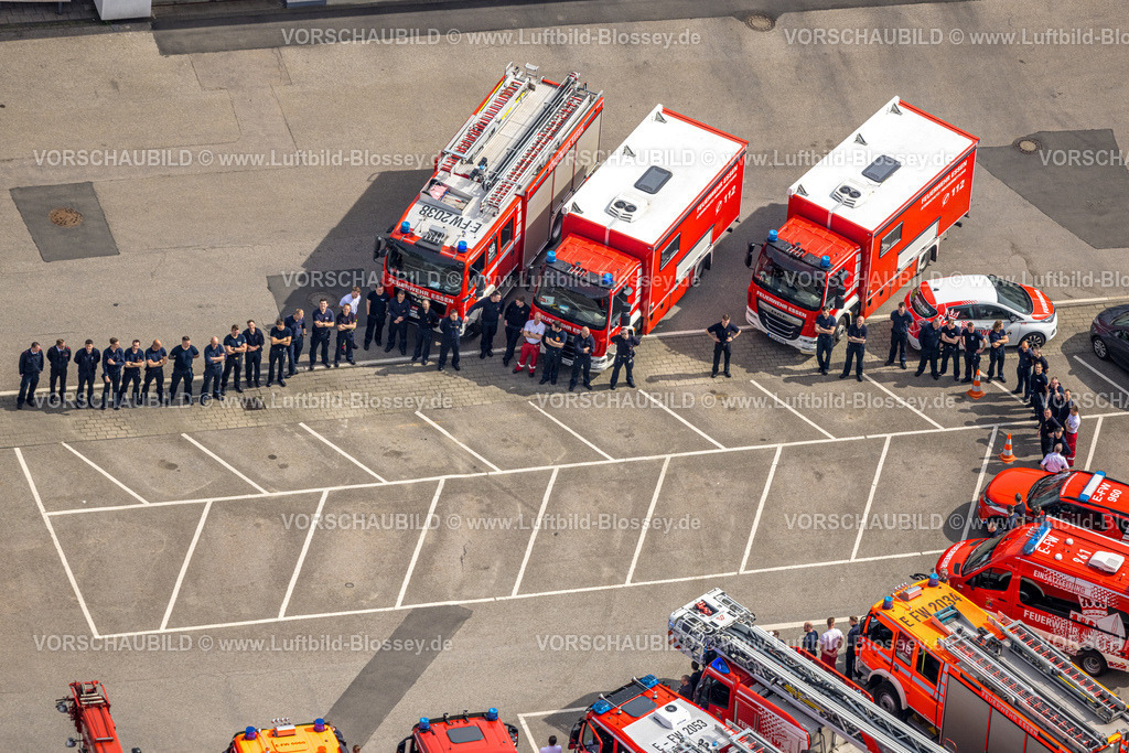 Essen240400634Feuerwehr | Luftbild, Hauptfeuerwehrwache der Berufsfeuerwehr Essen, Verabschiedung eines Feuerwehrmannes in den Ruhestand, Feuerwehrleute stehen zusammen mit Einsatzfahrzeugen, Feuerwehrautos, Essen, Ruhrgebiet, Nordrhein-Westfalen, Deutschland