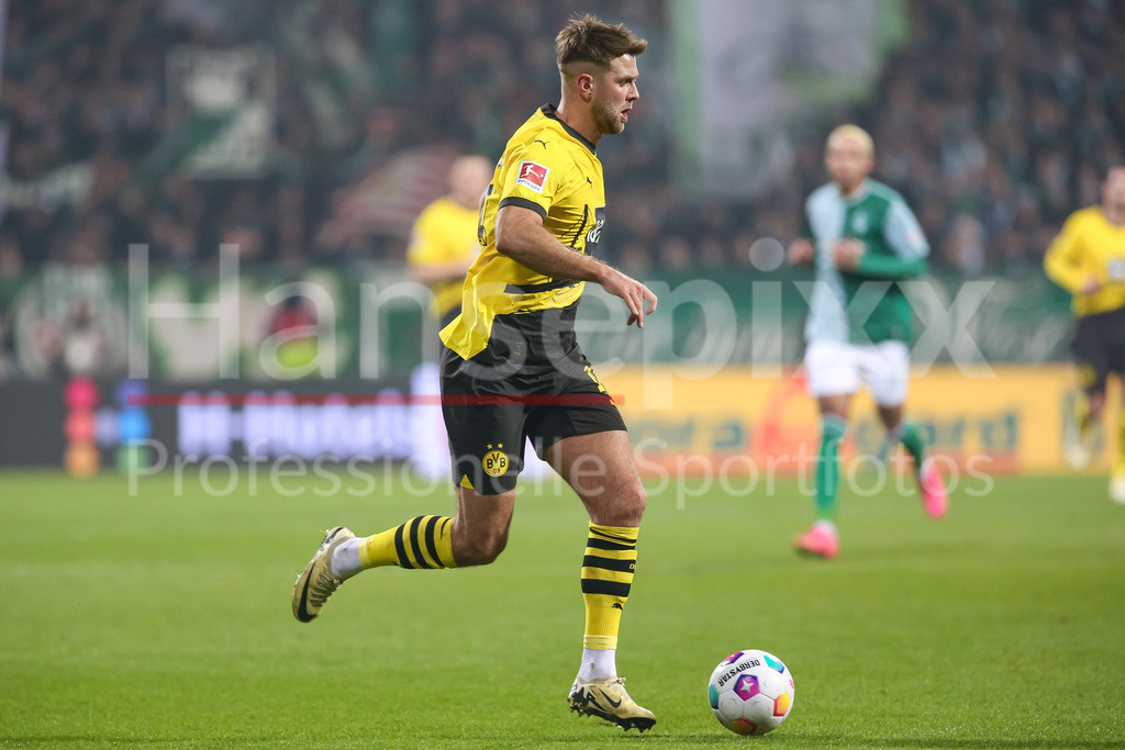 Fussball, Bundesliga, SV Werder Bremen - Borussia Dortmund | v.li.: Niclas Füllkrug (Borussia Dortmund, BVB, 14) am Ball, Einzelbild, Ganzkörper, Aktion, Action, Spielszene, DIE DFL-RICHTLINIEN UNTERSAGEN JEGLICHE NUTZUNG VON FOTOS ALS SEQUENZBILDER UND/ODER VIDEOÄHNLICHE FOTOSTRECKEN. DFL REGULATIONS PROHIBIT ANY USE OF PHOTOGRAPHS AS IMAGE SEQUENCES AND/OR QUASI-VIDEO.