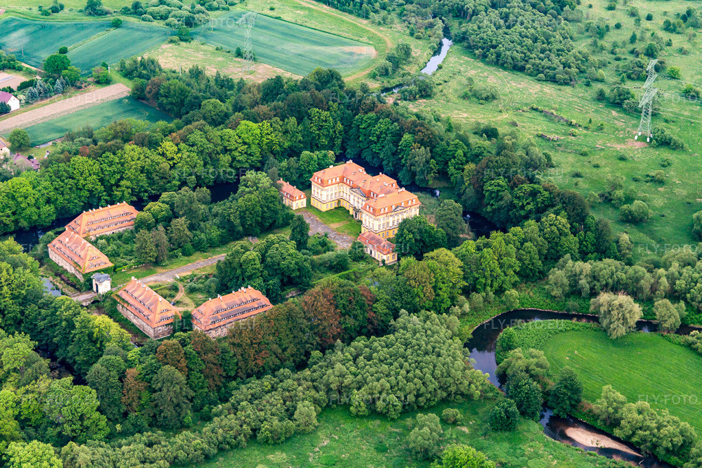 Vue aérienne: Zamek Radomierzyce à Radomierzyce dans le département Basse-Silésie, Pologne. Photo: IMG_141670.jpg prise le 23/05/2024 par Werner Riehm/FLY-FOTO.eu – Résolution de l'original: 5472 x 3648 px