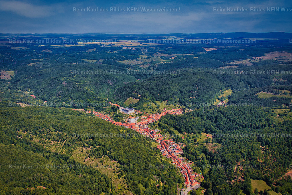 Stolberg_Harz_5838 | Die in den Bergen gelegene Stadt Stolberg ist für ihre mittelalterlichen Fachwerkhäuser und schmalen Kopfsteinpflasterstraßen bekannt, die vor allem rund um den Marktplatz zu finden sind. Das auf einem Berg errichtete Schloss Stolberg bietet prächtige rekonstruierte Gemächer. - Realisiert mit Pictrs.com