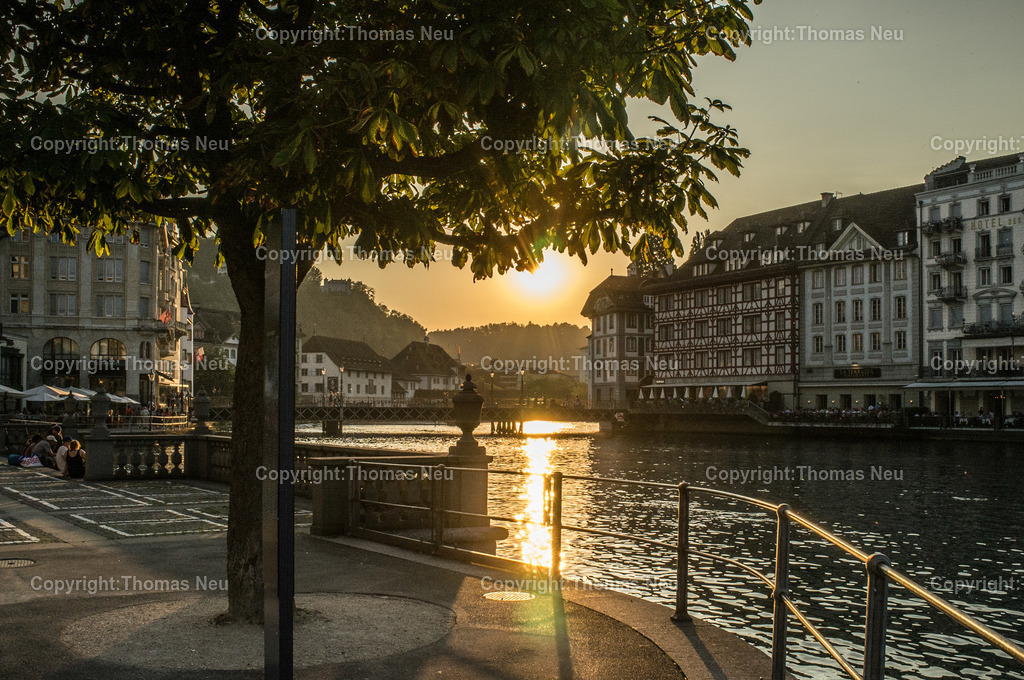 altstadt-luzern-sonnenuntergang | „Sonnenuntergang über der Altstadt von Luzern, Spiegelung im Fluss Reuss mit historischen Gebäuden.“, Bild: Thomas Neu