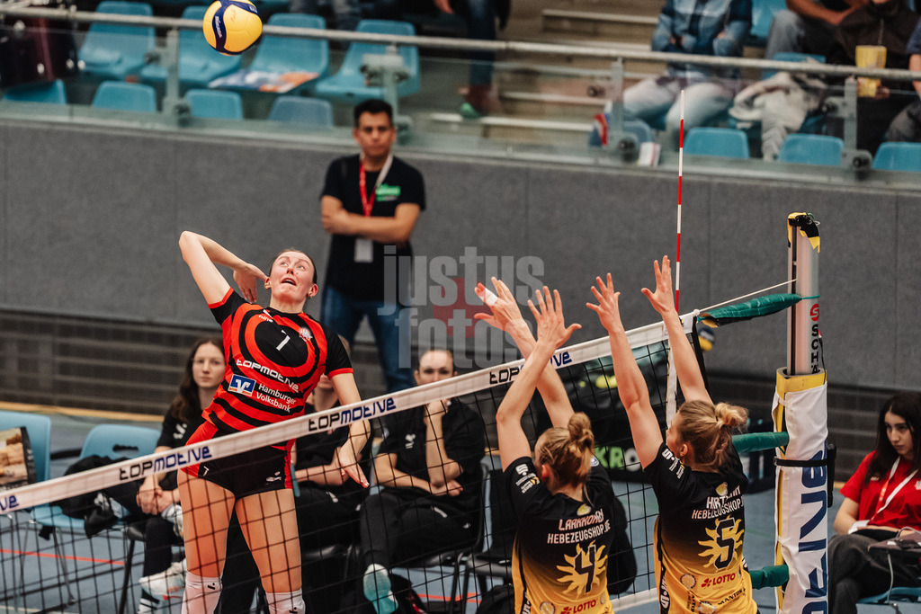 Volleyball | Frauen | Saison 2025/2026 | Volleyball Bundesliga | ETV Hamburger Volksbank Volleys vs. VfB Suhl LOTTO Thüringen | 07.03.2026 | v.l. Leonie Körtzinger (#7, ETV Hamburger Volksbank Volleys) beim Angriff gegen Roosa Laakkonen (#4, VfB Suhl LOTTO Thüringen) und Hannah Hartmann (#5, VfB Suhl LOTTO Thüringen)