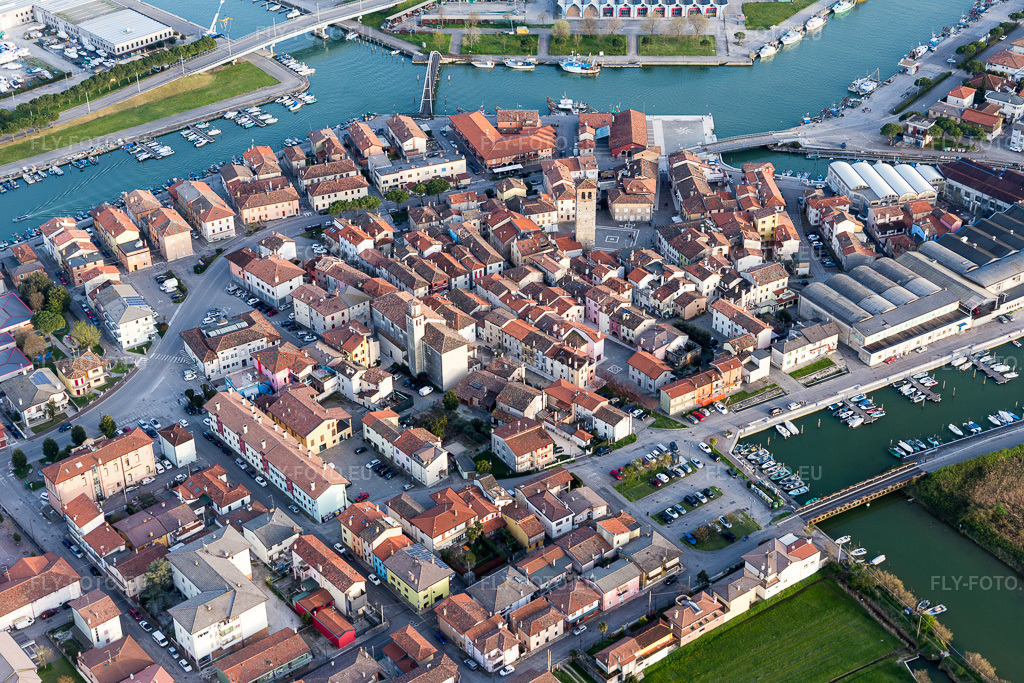 Vue aérienne: Vue de la ville à Marano dans le département Frioul-Vénétie Julienne, Italie. Photo: IMG_105832.jpg prise le 08/04/2018 par Werner Riehm/FLY-FOTO.eu – Résolution de l'original: 5472 x 3648 px