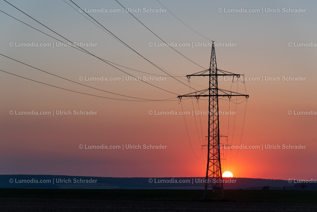 10049-10250 - Hochspannungsleitung | Stockfoto und Bilderpool mit Bildmaterial aus Deutschland, dem Harz, Halberstadt, Quedlinburg, Wernigerode und weltweit. Qualitativ hochwertige und professionelle Fotos anschauen und kaufen. - Realisiert mit Pictrs.com