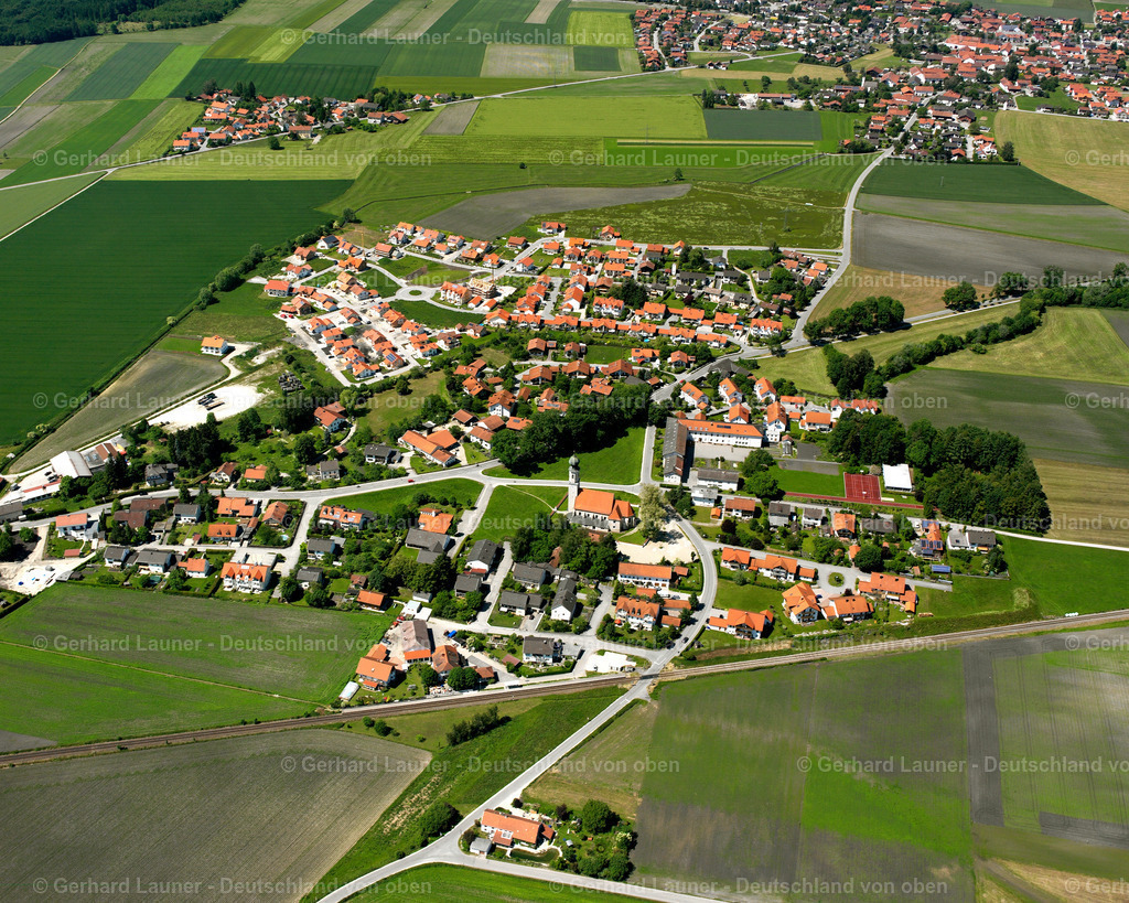 2600766 | HEILIGENSTATT 09.06.2006 Ortsansicht am Rande von landwirtschaftlichen Feldern und Nutzflächen  in Heiligenstatt im Bundesland Bayern, Deutschland // Village view on the edge of agricultural fields and land  in Heiligenstatt in the state Bavaria, Germany Foto: Gerhard Launer