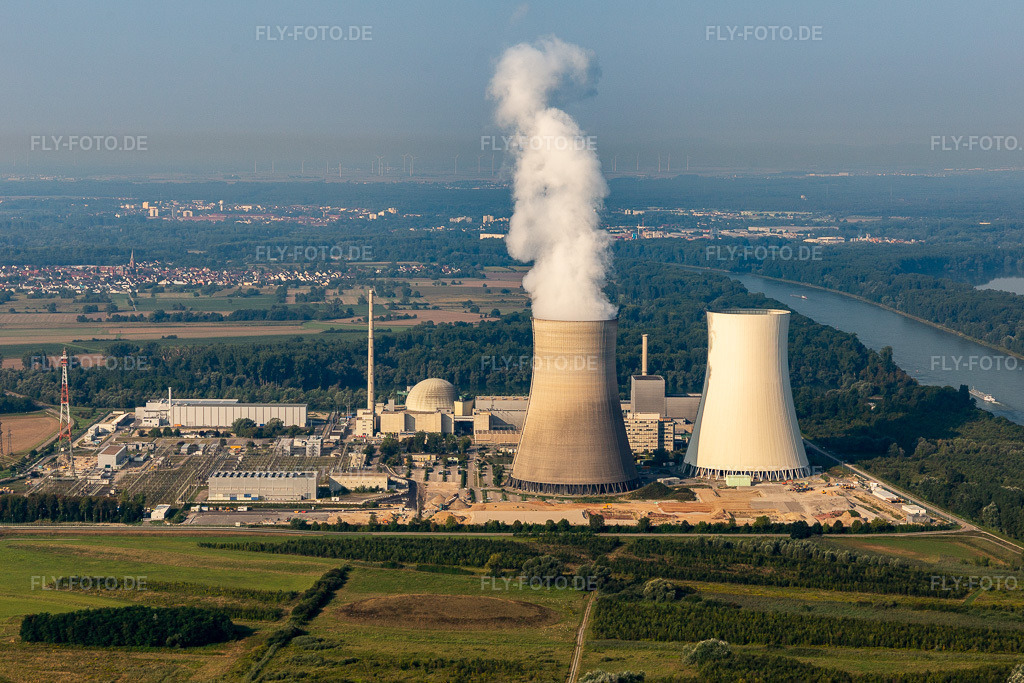 Luftbild: KKW nur noch ein Kühlturm aktiv in Philippsburg im Bundesland Baden-Württemberg in Deutschland. Foto: IMG_117252.jpg vom 25.08.2019 durch Werner Riehm/FLY-FOTO.de