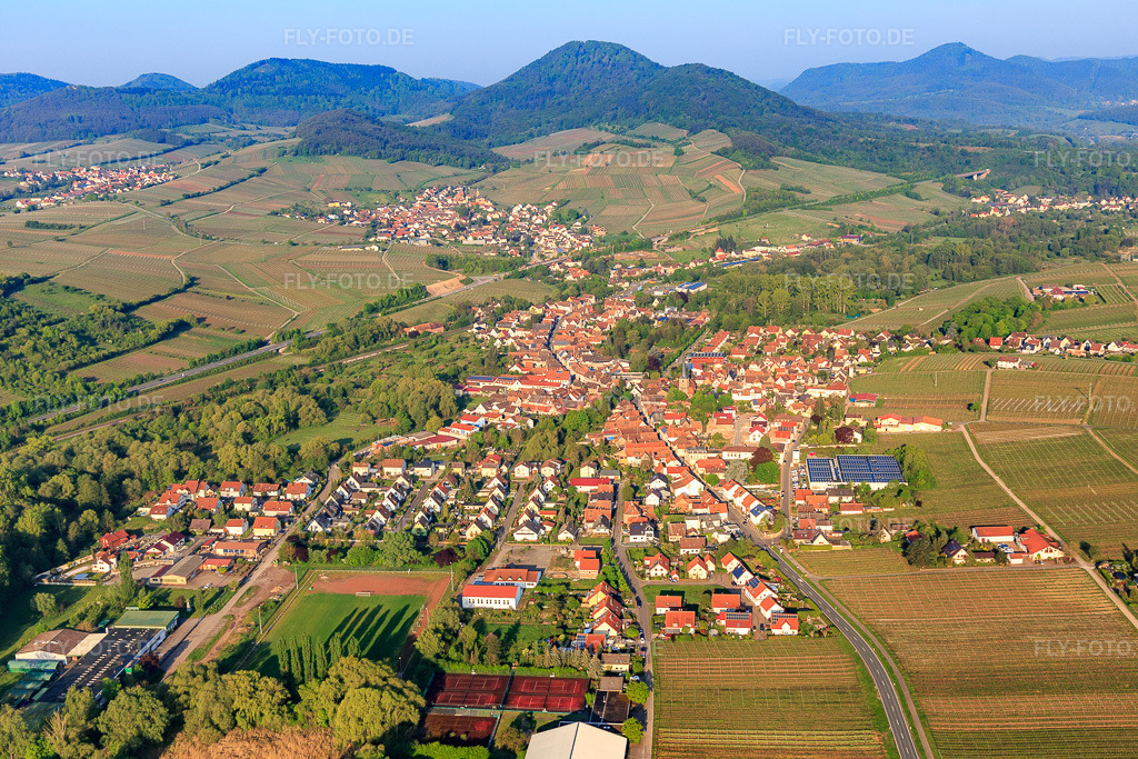 Luftbild: Ortsansicht aus Osten in Siebeldingen im Bundesland Rheinland-Pfalz in Deutschland. Foto: IMG_113924.jpg vom 01.05.2019 durch Werner Riehm/FLY-FOTO.de