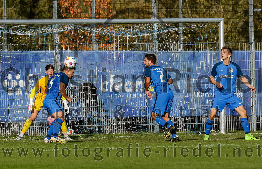 2023-11-04_089_FC_Langengeisling_gegen_VfL_Waldkraiburg | Erding, Deutschland, 04.11.2023:
Fußball, Bezirksliga Oberbayern Ost 2023 / 2024, 16. Spieltag, FC Langengeisling gegen VfL Waldkraiburg, Endergebnis: 2:0

Torwart Michael Hierl (FC Langengeisling, #1), Andreas Buchberger (FC Langengeisling, #5), Lucas Seeholzer (FC Langengeisling, #2), Niko Simak (FC Langengeisling, #3)
Foto: Christian Riedel / fotografie-riedel.net