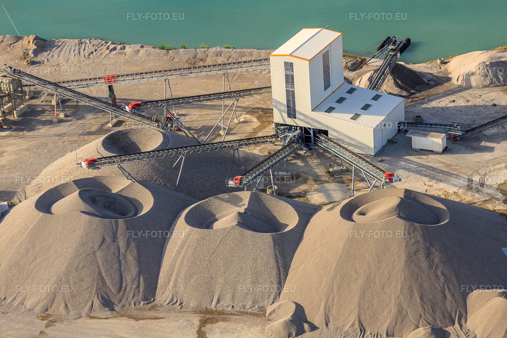 Vue aérienne: Gravelworks GSM Gambsheim et Centrale à béton Gambsheim Unibéton à Gambsheim dans le département Bas Rhin, France – .Photo: IMG_30367.jpg prise le 09/07/2010 par Werner Riehm/FLY-FOTO.eu – Résolution de l'original: 4752 x 3168 px – d'Heidelberg Materials France Granulats | Heidelberg Materials – Centrale de béton prêt à l'emploi de Gambsheim Heidelberg Materials