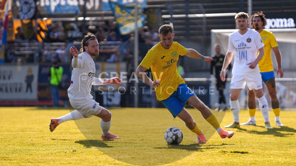 Fußball, Herren, Saison 2025/2026, Regionalliga Nordost, 24. Spieltag, FSV 63 Luckenwalde vs. 1.FC Lokomotive Leipzig, Samstag 28.02.2026, Werner-Seelenbinder-Stadion Luckenwalde, | Fußball, Herren, Saison 2025/2026, Regionalliga Nordost, 24. Spieltag, FSV 63 Luckenwalde vs. 1.FC Lokomotive Leipzig, Samstag 28.02.2026, Werner-Seelenbinder-Stadion Luckenwalde, Im Bild: Dorian Cevis (l. Leipzig) und Fabio Schneider (r. Luckenwalde) - Realisiert mit Pictrs.com