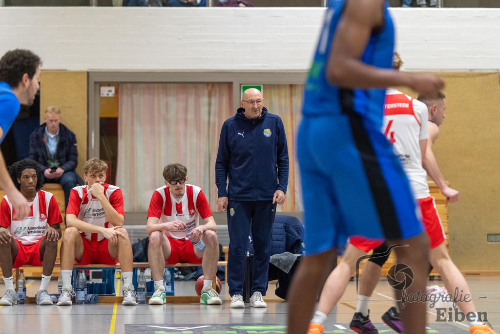 TSG Westerstede-Fortuna Logabirum | Basketball 2. Regionalliga; TSG Westerstede 2 (weiß)- Fortuna Logabirum (blau) am 12.12.2025 in Westerstede (Hössensportzentrum), Photo: Philip Eiben 2025 - Realisiert mit Pictrs.com