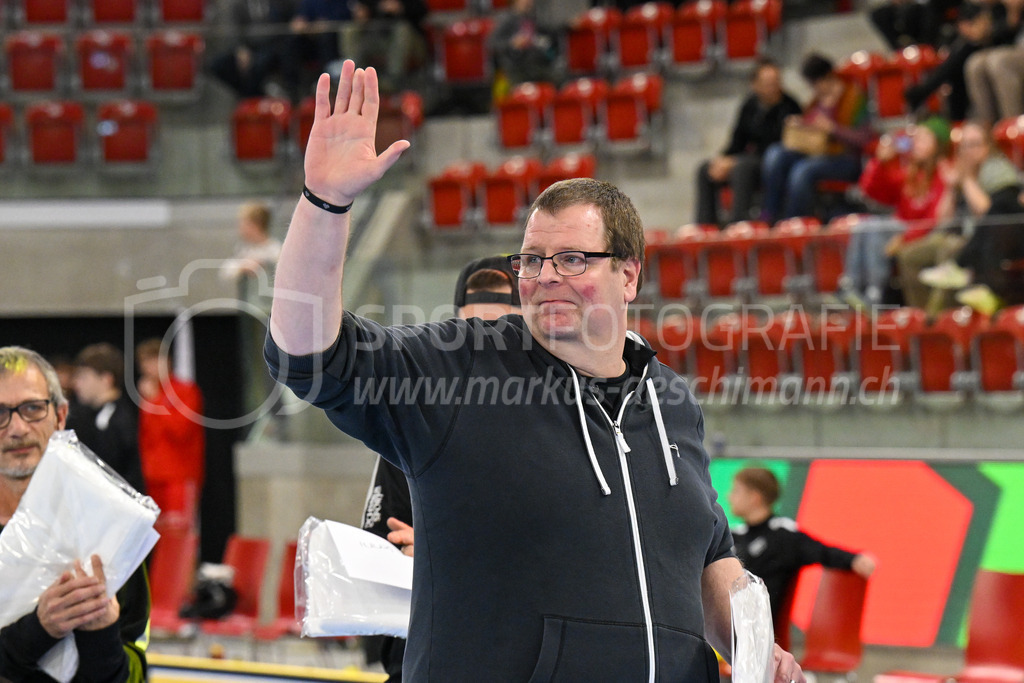 HC Rychenberg vs Floorball Köniz - 18. Dezember 2022 | HC Rychenberg vs Floorball Köniz
AXA Arena, Winterthur
Verabschiedung von langjährigen Spitzenschiedsrichtern und Funktionären.
Bild: Sportfotografie Markus Aeschimann | www.markus-aeschimann.ch - Realisiert mit Pictrs.com