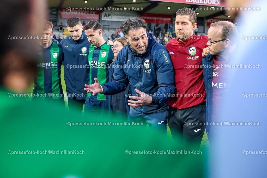 xKWIx24042601056 | 2026.04.24, xkwix, Fußball, Regionalliga West, FC Gütersloh -  Sportfreunde Lotte, Heidewaldstadion, 31.Spieltag, Saison 2025 / 2026: Julian Hesse (Trainer FC Gütersloh) emotionsgeladen und gluecklich im Mannschaftskreis nach Abpfiff DFB regulations prohibit any use of photographs as image sequences and or quasi-video. Photo: xKamilxWilkowskixPressefotoKochx