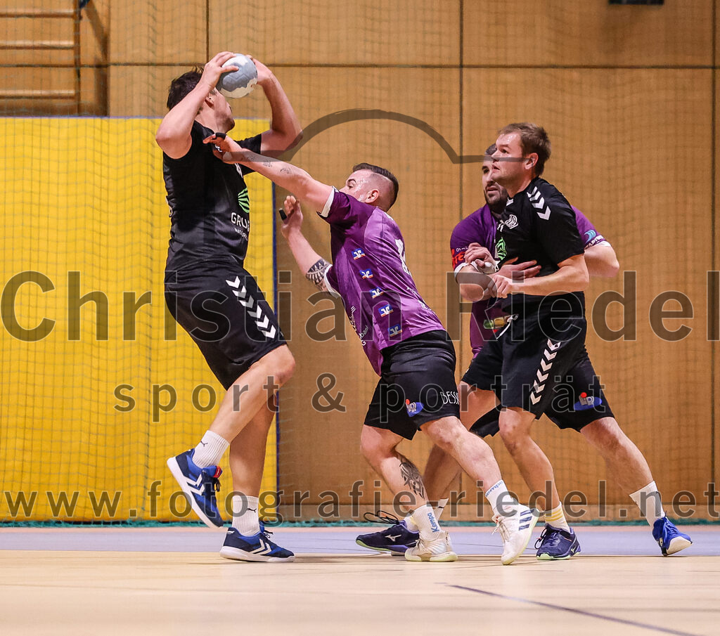 2024-11-09_025_SpVgg_Altenerding_gegen_TV_Altoetting | Erding, Deutschland, 09.11.2024:Handball, Bezirksoberliga Männer 2024 / 2025, 6. Spieltag, SpVgg Altenerding gegen TV Altötting, Endergebnis: 26:22Sebastian Forster (SpVgg Altenerding, #13), Sebastian Forster (SpVgg Altenerding, #13), Tobias Huber (TV Altötting, #11)Foto: Christian Riedel / fotografie-riedel.net
