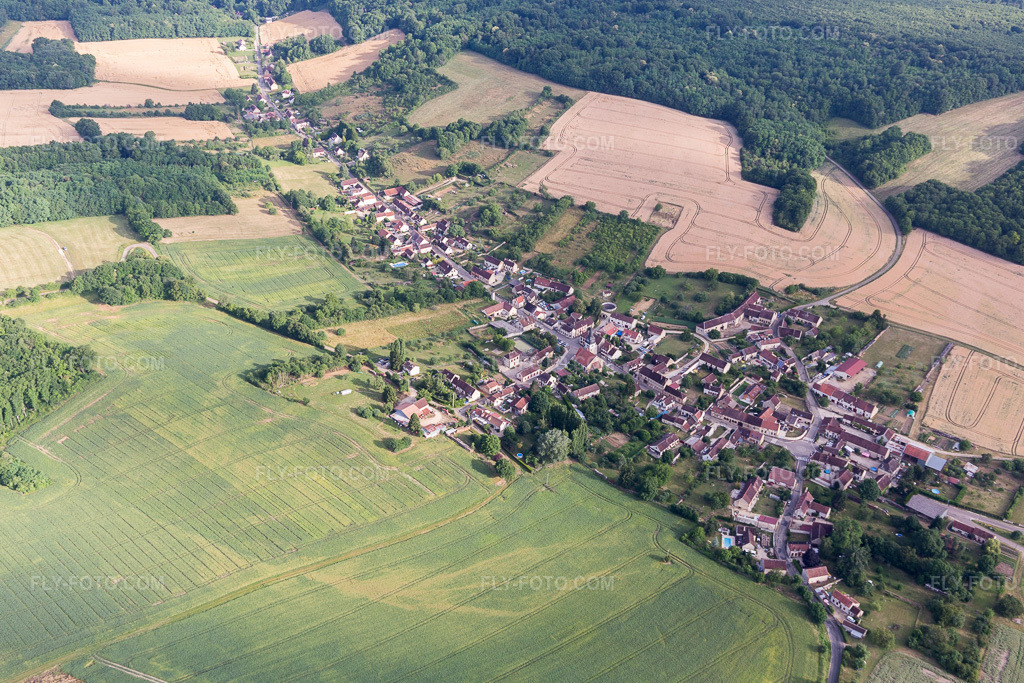 Aerial view: Agricultural fields and arable land in Bellechaume in the state Yonne, France. – Photo: IMG_101311.jpg taken on 06/25/2017 by Werner Riehm/FLY-FOTO.com – Resolution of the original: 5131 x 3421 px