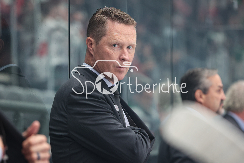 Augsburger Panther - Grizzlys Wolfsburg | Wolfsburg Trainer Michael STEWART in Aktion