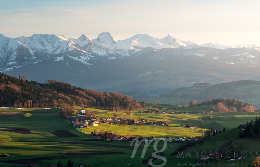 Schlosswil and Gantrisch Ridge on a spring sunset | Die ideale Geschenkidee für Naturliebhaber. Naturbilder von Marcel Gross Photography für ihr Zuhause in den verschiedensten Formaten und Materialien. - Realisiert mit Pictrs.com
