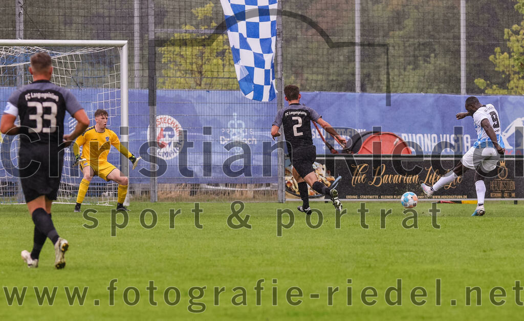 2023-08-05_055_FC_Langengeisling_gegen_SVN_Muenchen | Erding, Deutschland, 05.08.2023:
Fußball, Bezirksliga Oberbayern Ost 2023 / 2024, 2. Spieltag, FC Langengeisling gegen SVN München, Endergebnis: 1:3

Torwart Louis Rotert (FC Langengeisling, #12), Lucas Seeholzer (FC Langengeisling, #2), Rachid Teouri (SVN München, #9)

Foto: Christian Riedel / fotografie-riedel.net