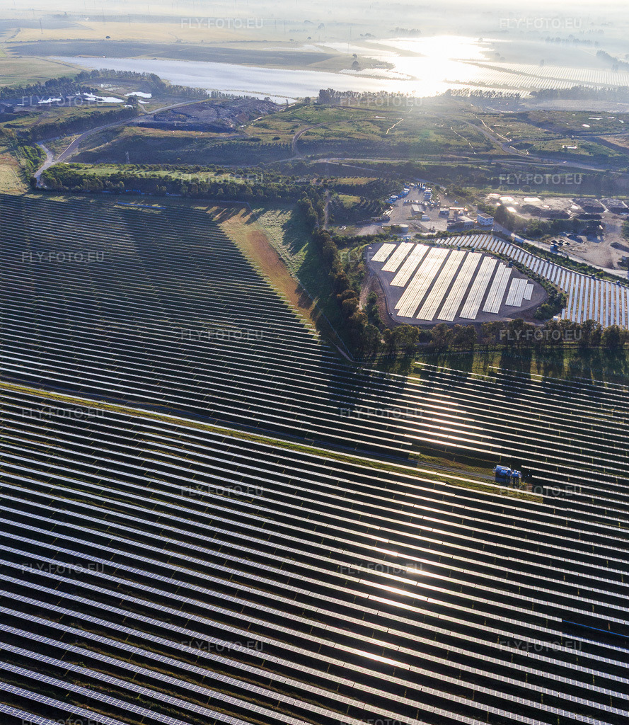 Vue aérienne: L'immense centrale solaire photovoltaïque PFV DON RODRIGO à l'usine d'incinération des déchets à Alcalá de Guadaíra dans le département Séville, Espagne. Photo: IMG_145724.jpg prise le 22/04/2025 par Werner Riehm/FLY-FOTO.eu – Résolution de l'original: 3555 x 4096 px