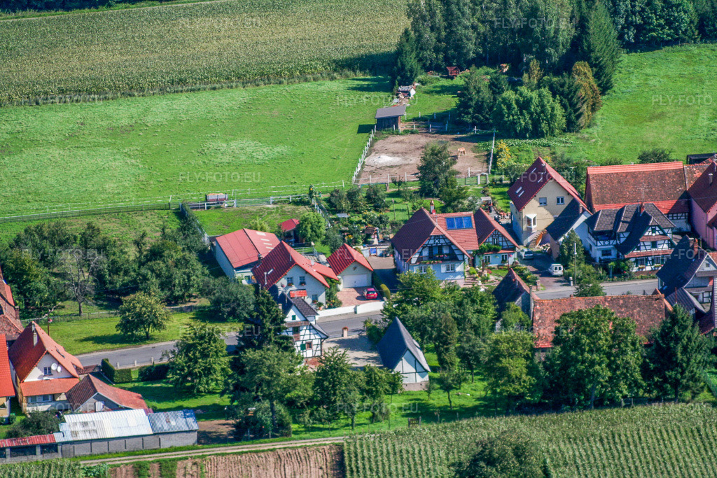 Vue aérienne: Rue Principale à Schleithal dans le département Bas Rhin, France.Photo: IMG_3540.jpg prise le 31/08/2006 par Werner Riehm/FLY-FOTO.euRésolution de l'original: 3456 x 2304 px