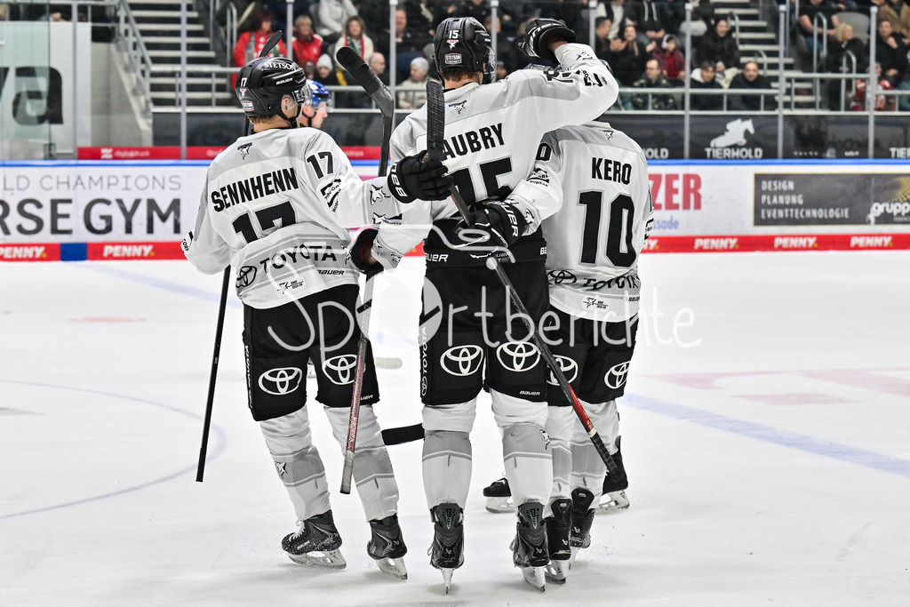 Augsburger Panther - Kölner Haie | AUGSBURG, GERMANY - 11. JANUARY: Jubel der Gäste nach dem 1-3 Siegtreffer durch Tanner KERO (Kölner Haie 10) / Emptynet / Tor / Torschuetze / Freude / Happy während dem Match zwischen den Augsburger Panthern und den Kölner Haien am 39. Spieltag der penny DEL im Curt Frenzel Stadion