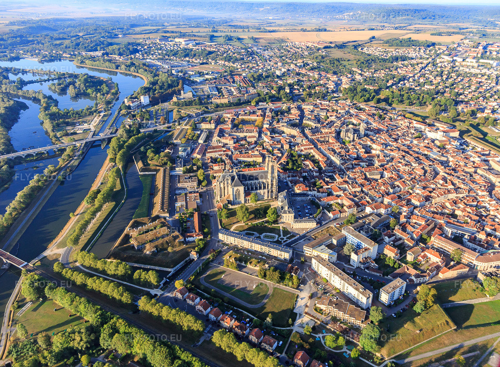 Vue aérienne: Centre historique de la ville, de l'autre côté de la Moselle au nord, avec la cathédrale Saint-Étienne et le Bastion 45. à le quartier Croix de Metz Croix d'Argent in Toul dans le département Meurthe et Moselle, France – .Photo: IMG_118116.jpg prise le 15/09/2019 par Werner Riehm/FLY-FOTO.eu – Résolution de l'original: 4964 x 3648 px – www.toul.fr – Fortifications de Toul Musée du Patrimoine de France
