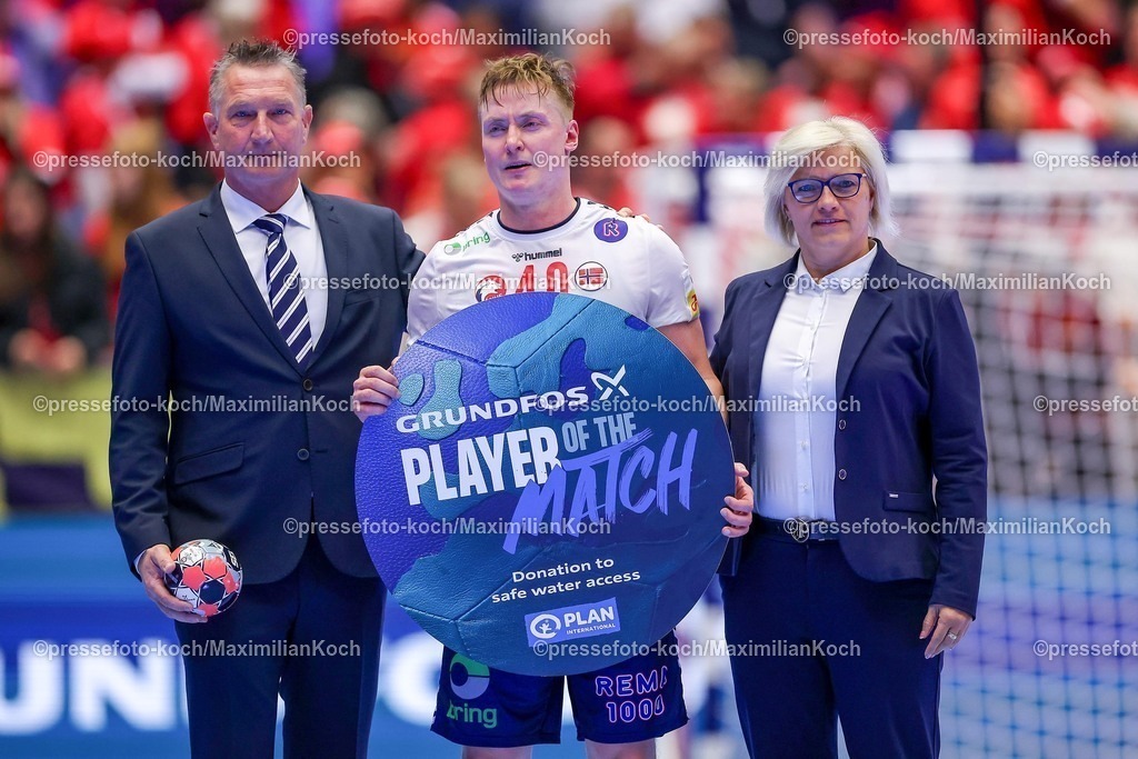 EHF22012602168 | 22.01.2026, Handball, Men's EHF EURO 2026, Spanien - Norwegen, Jyske Bank Boxen in Herning, Dänemark, Main Round: Abschlussjubel nach dem Sieg der Norweger gegen Spanien. Player of the Match POTM Ehrung Auszeichnung  August Baskar Pedersen (Norway #40) 