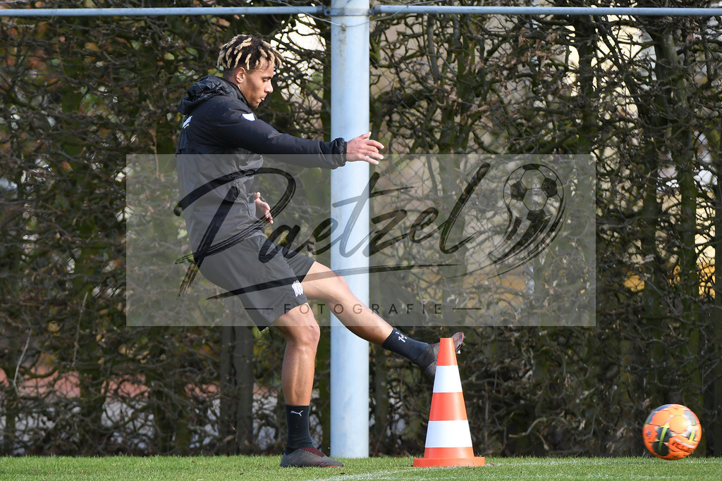 20200302_TRAOSN_0079 | Fussball, Herren: Etienne Amenyido (VfL Osnabrueck) in Aktion, am Ball, Einzelaktion waehrend der Trainingseinheit des VfL Osnabrueck im Sportpark Illoshoehe am 02.03.2020 in Osnabrueck, Deutschland. - Realisiert mit Pictrs.com